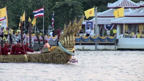Royal Thai Barge Procession rehersal with front tracking shot Stockbeeldmateriaal 69720512
