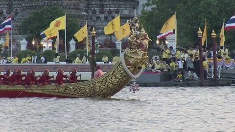 Royal Thai Barge Procession rehersal shot zooms out to Temple of Dawn Stockbeeldmateriaal 69765660