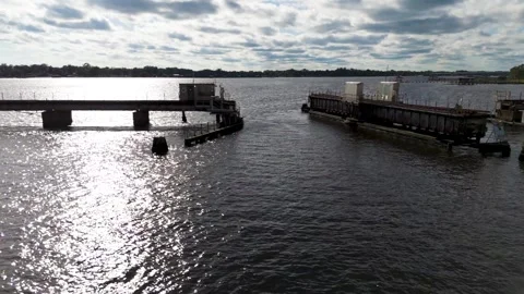 RR bridge over Trout river pull back Vídeo Stock 254830643