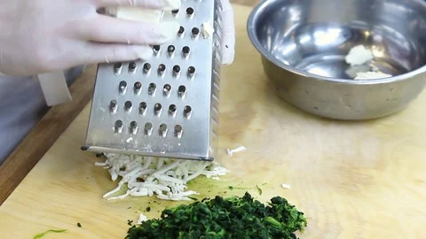 Rub the cheese grater Vídeos de archivo 69993581