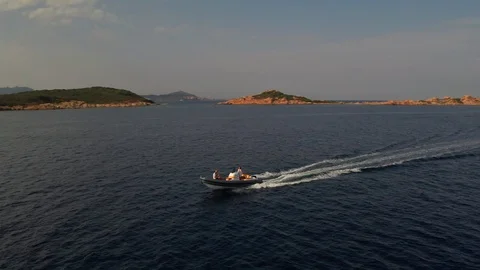 Rubber dinghy in Sardinia Vídeo Stock 117270419