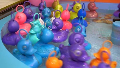 Rubber inflatable ducks of different colors swim in a circle in the pool. 스톡 동영상 116506978