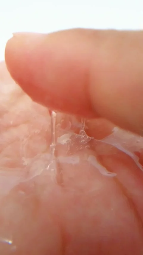 Rubbing clear liquid gently on palm. Beauty gel serum with slime-like textu.. Vídeo Stock 335022461