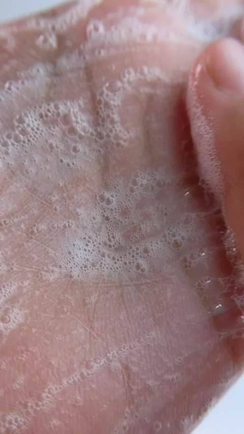 Rubbing hand cleansing soap foam slowly. Vertical close up view. Vídeos de archivo 335296947