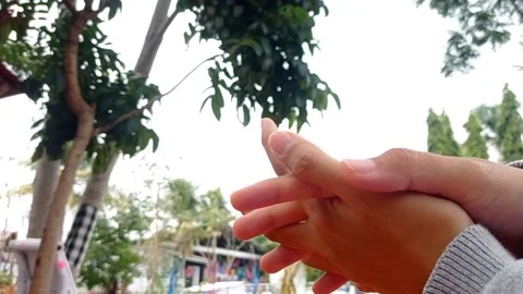 Rubbing hands to make warm hands Stock Footage 146246630