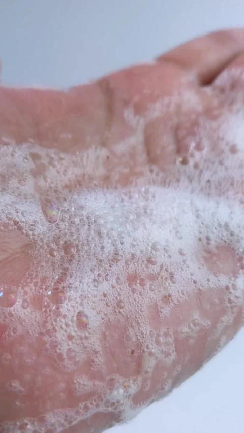 Rubbing palm gently. Close up view of hand full of soap foam. Cleansing bub.. Vídeos de archivo 335022610