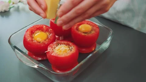 Rubbing parmesan on a stuffed tomato Stock-Footage 252399874