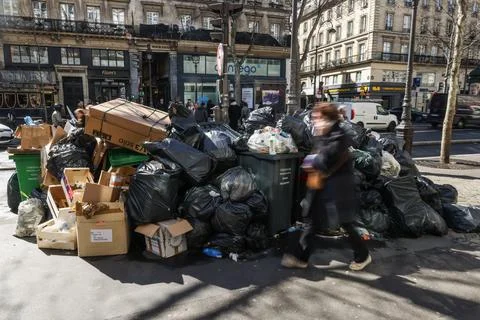 Rubbish piles up in Paris in protests against pension reform, France - 14 Mar 20 스톡 사진