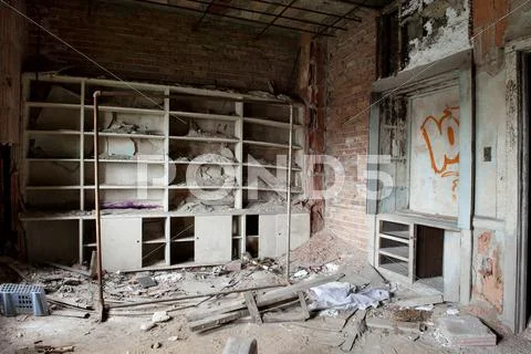 Rubble and graffiti in abandoned, deteriorating building Stock Photos