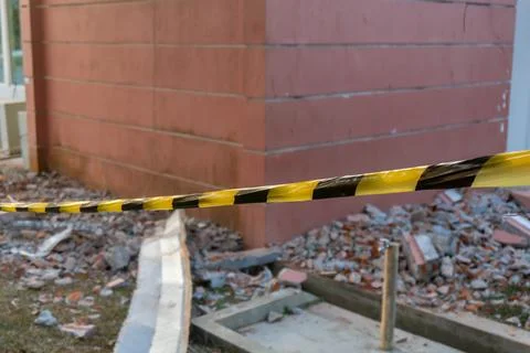 Rubble consisting of red bricks, concrete pieces, and debris Stockfoto's