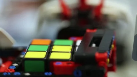 Rubik's Cube solving robot Video stock 71101073