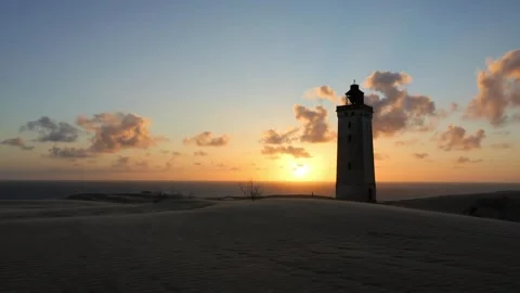 Rubjerg knude lighthouse watching the sunset in denmark Vídeo Stock 338124706