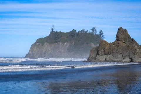 Ruby Beach, WA - US - Sept. 21, 2021: Horizontal view of the sea stacks at .. Foto stock