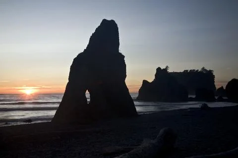 Ruby Beach,United States,Ruby Beach at sunset, a rock arch and offshore islan Foto stock
