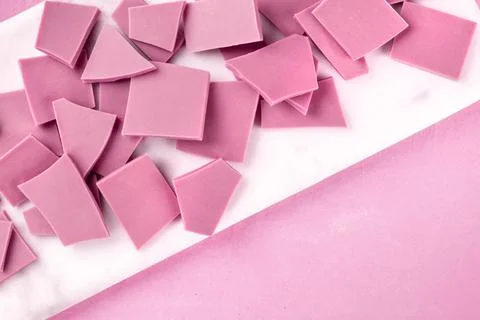 Ruby chocolate, shot from above on a pink background with copyspace Ruby c... Foto stock