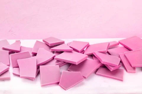 Ruby chocolate slices on a pink background with a place for text Ruby choc... Foto stock