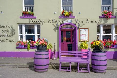 Ruby Ellen's Tea Rooms: A Purple-Accented Delight in Carlingford 库存照片