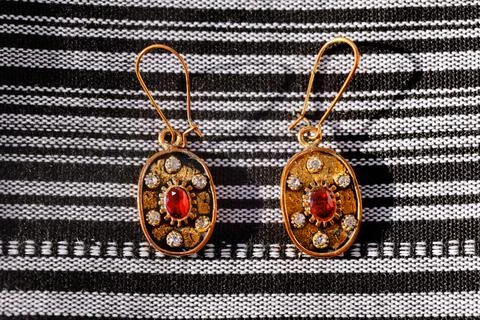 Ruby gold earrings 库存照片