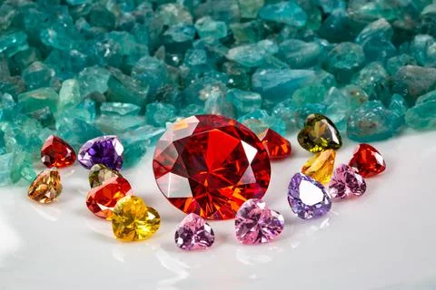 Ruby Red diamonds are placed in an enclave of heart shaped diamonds. 库存照片
