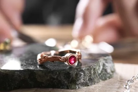 Ruby ring and blurred jeweler on background Stockfoto's