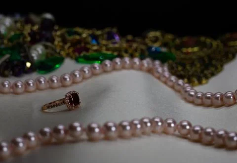 Ruby ring with pink pearl necklace and assorted jewelery 库存照片
