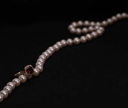 Ruby ring with pink pearl necklace 库存照片