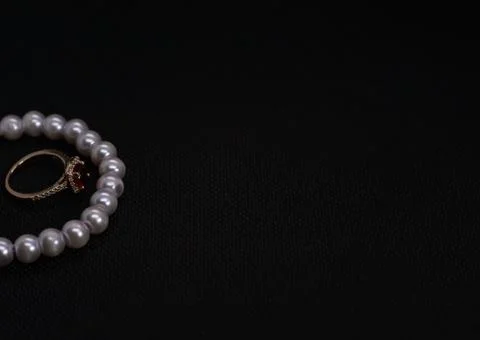 Ruby ring with pink pearl necklace 库存照片