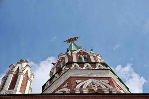 Ruby Star on Kremlin Tower Against Blue Sky, Low Angle View, Moscow, Russia 库存照片