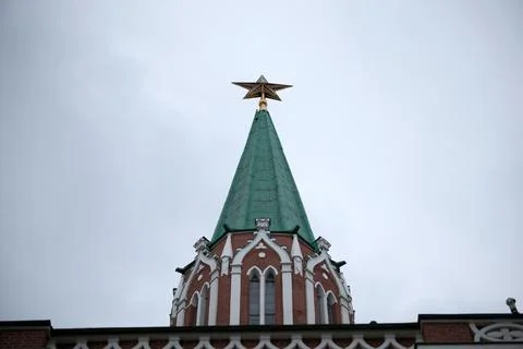 Ruby Star on Kremlin Tower Against Blue Sky, Low Angle View, Moscow, Russia 库存照片