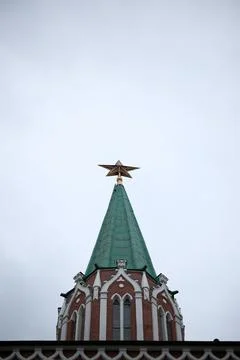 Ruby Star on Kremlin Tower Against Blue Sky, Low Angle View, Moscow, Russia 库存照片