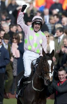 Ruby Walsh Wins The First Race The Sky Bet Supreme Novices' Hurdle Race At The C Foto stock