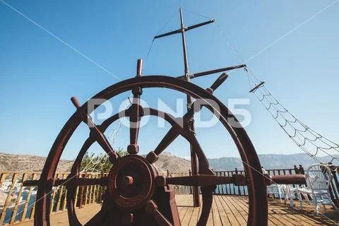 Rudder of an old wooden sailing boat. Steering wheel of a retro vintage ship. Stock-Fotos
