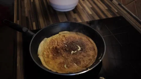 Ruddy pancake steaming while baking in a pan Vídeos de archivo 282920125
