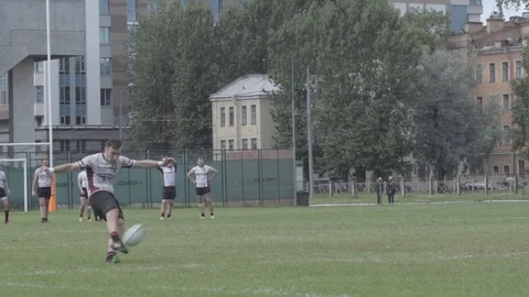Rugby player kicks a ball in a gate - Slow Motion Vídeo Stock 80863172