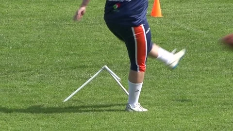 Rugby player practice shooting the ball 库存影片 155536178