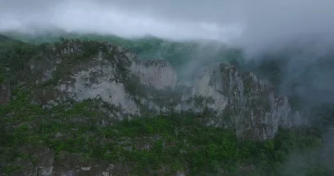 Rugged Cliff Face Beneath Low Clouds at Seneca Rocks Stockbeeldmateriaal 337160621