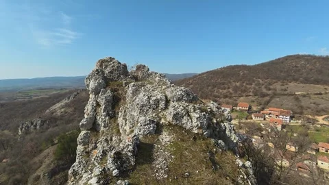 Rugged cliff rises against clear blue sky. Mount Rtanj Area, Serbia Vidéo 331106621