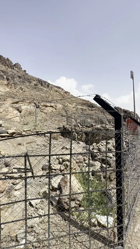 Rugged Cliffs and Cave of Mount Uhud Vídeo Stock 329002189