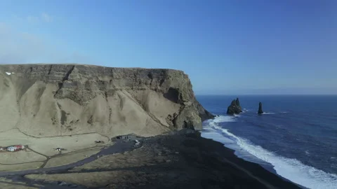 Rugged Cliffs With Reynisdrangar Basalt Sea Stacks In Splashing Sea Waves Video stock 151648871