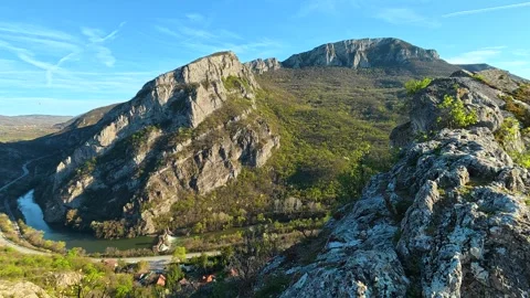 Rugged cliffs rise above verdant valleys. Sicevo Gorge, Serbia Vidéo 332613237