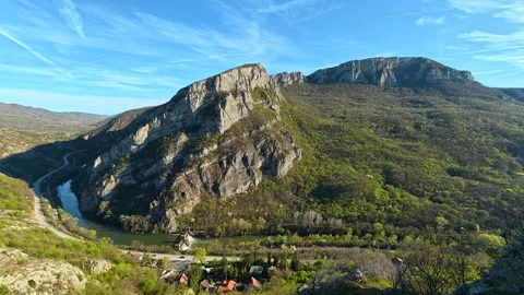 Rugged cliffs rise above a winding river. Sicevo Gorge, Serbia Vidéo 332613465