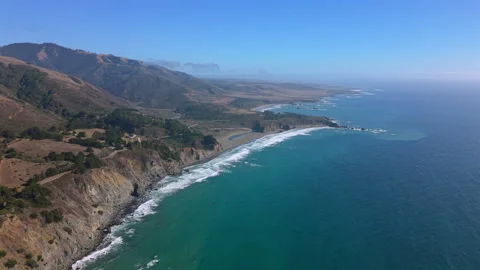 Rugged coastal panorama with breaking surf along steep cliffs, sandy bay, rocky Vídeo Stock 342939903