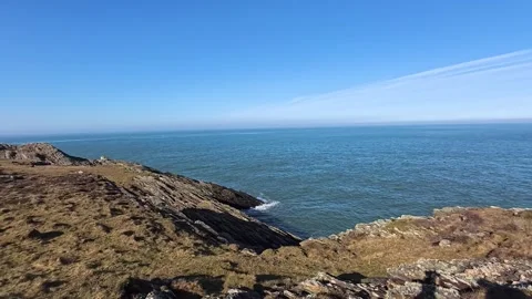 Rugged eroded headland cliffs of Welsh national park rocky coast pan across the Vidéo 333212874
