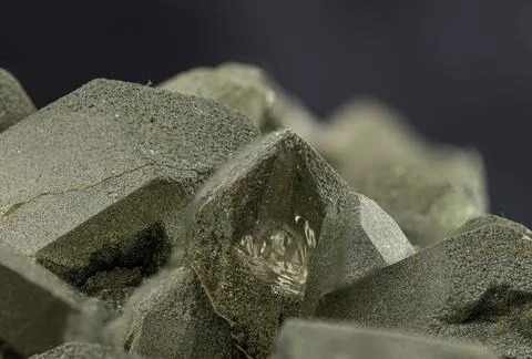 A rugged landscape of prase quartz, its earthy green hues and crystalline f.. Foto stock