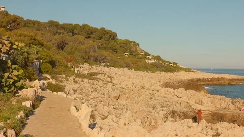 Rugged Limestone Cliffs Of The Peninsula Of Saint-Jean-Cap-Ferrat During Summer 库存影片 337906372