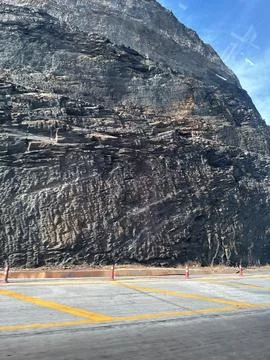 Rugged Mountain Cliffside by the Highway Foto stock