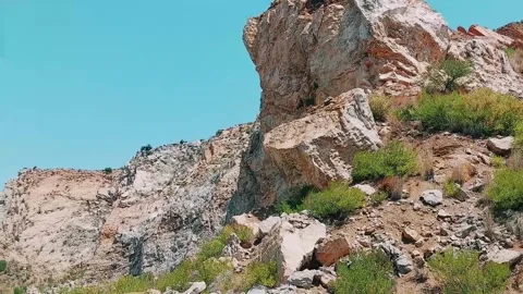 Rugged Mountain Peaks Under Clear Blue Sky In Arid Landscape 库存影片 333611695