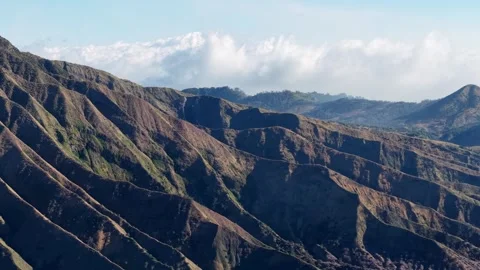 Rugged mountain ridges stretch under clear blue skies Vidéo 346256346