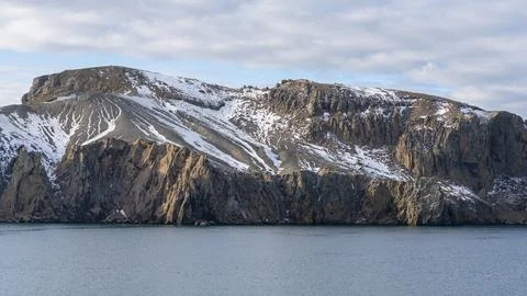 Rugged mountains with a dusting of snow at Deception Island, Antarctica Stock-Fotos