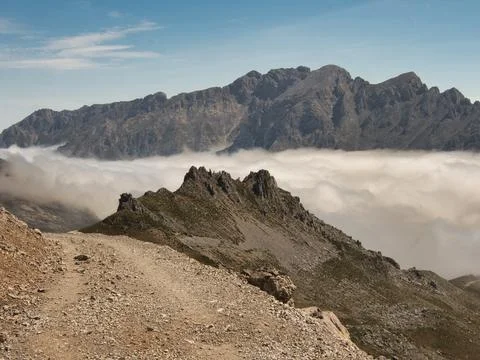 Rugged ridge above cloud inversion panorama - Elevated hiking trail on a ro.. 스톡 사진